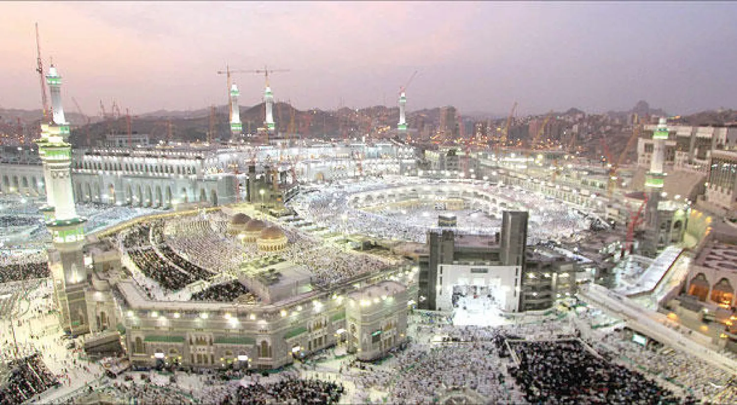 إقبال كثيف من المصلين والمعتمرين على المسجد الحرام بمكة المكرمة أمس (تصوير: أحمد حشاد)