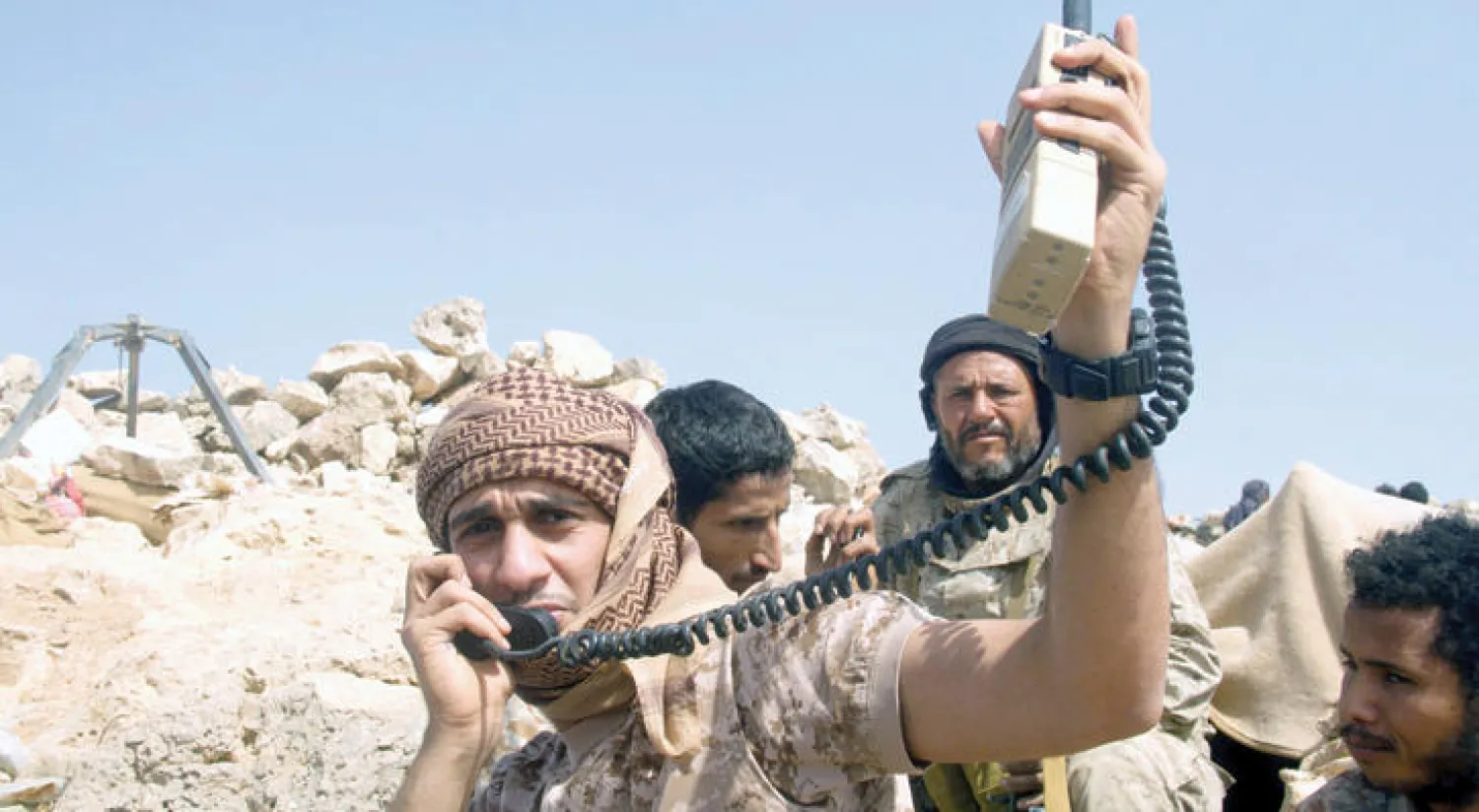 قوات الشرعية تنجح في الصمود في معارك ضارية مختلفة ضد الميليشيات ويبدو المقاتلون في جبهة مأرب أول من أمس (أ.ف.ب)