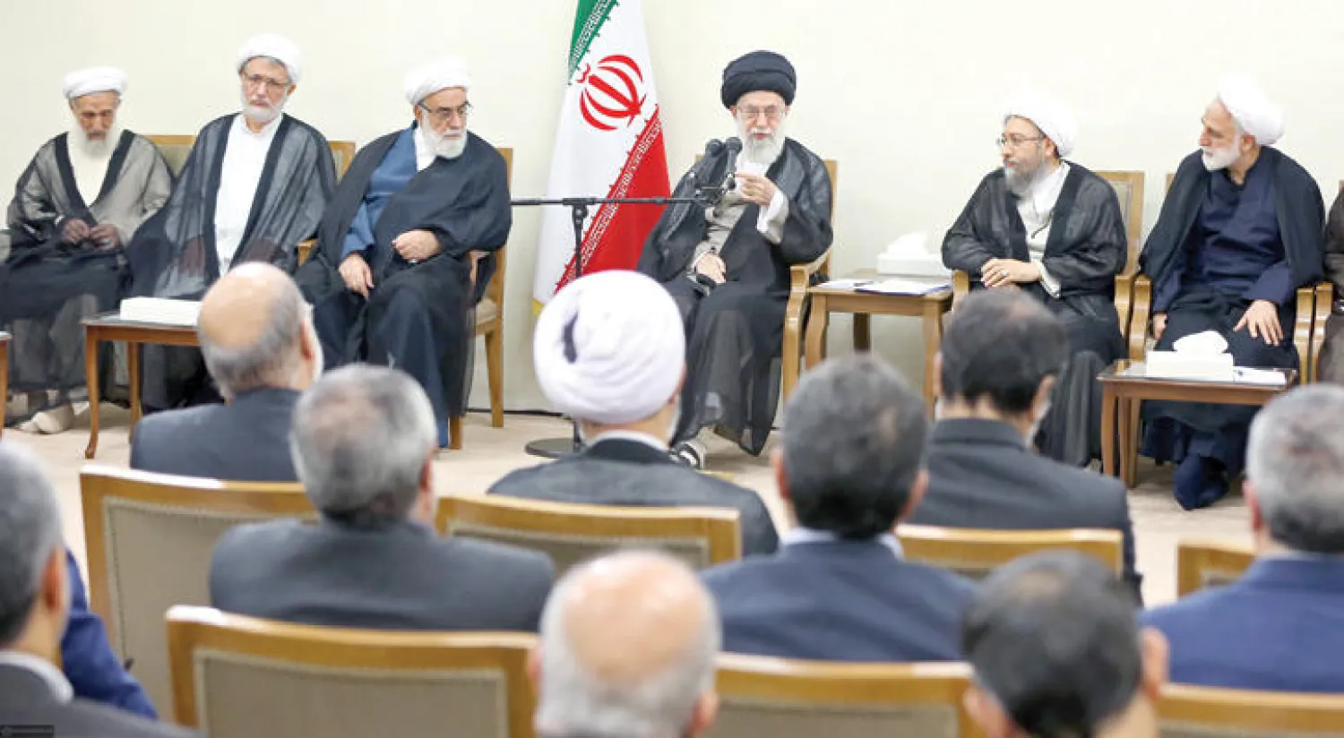 المرشد علي خامنئي خلال لقائه كبار المسؤولين في القضاء الإيراني أول من أمس