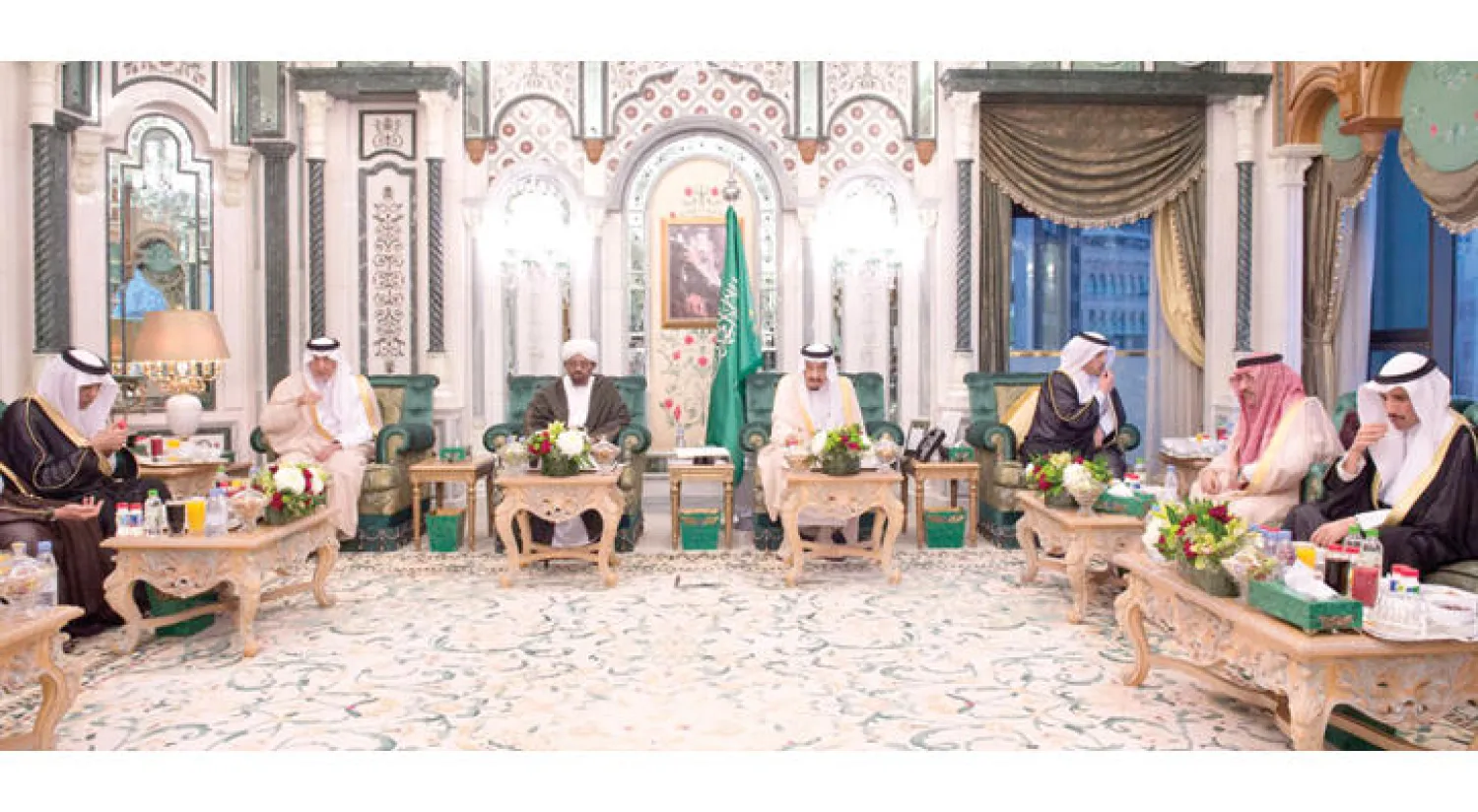 الملك سلمان بن عبد العزيز لدى استقباله الرئيس عمر البشير ورئيس الوزراء القطري ورئيس مجلس الأمة الكويتي بقصر الصفا في مكة المكرمة أمس.. ويبدو الأمراء خالد الفيصل، وخالد بن فهد بن خالد، ومحمد بن نايف (واس)