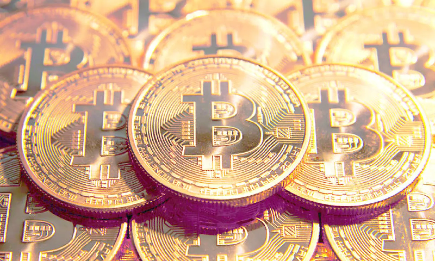 أكثر من 70% من المعاملات عبر شبكة البيتكوين تتم من خلال أربع شركات صينية فحسب (رويترز)