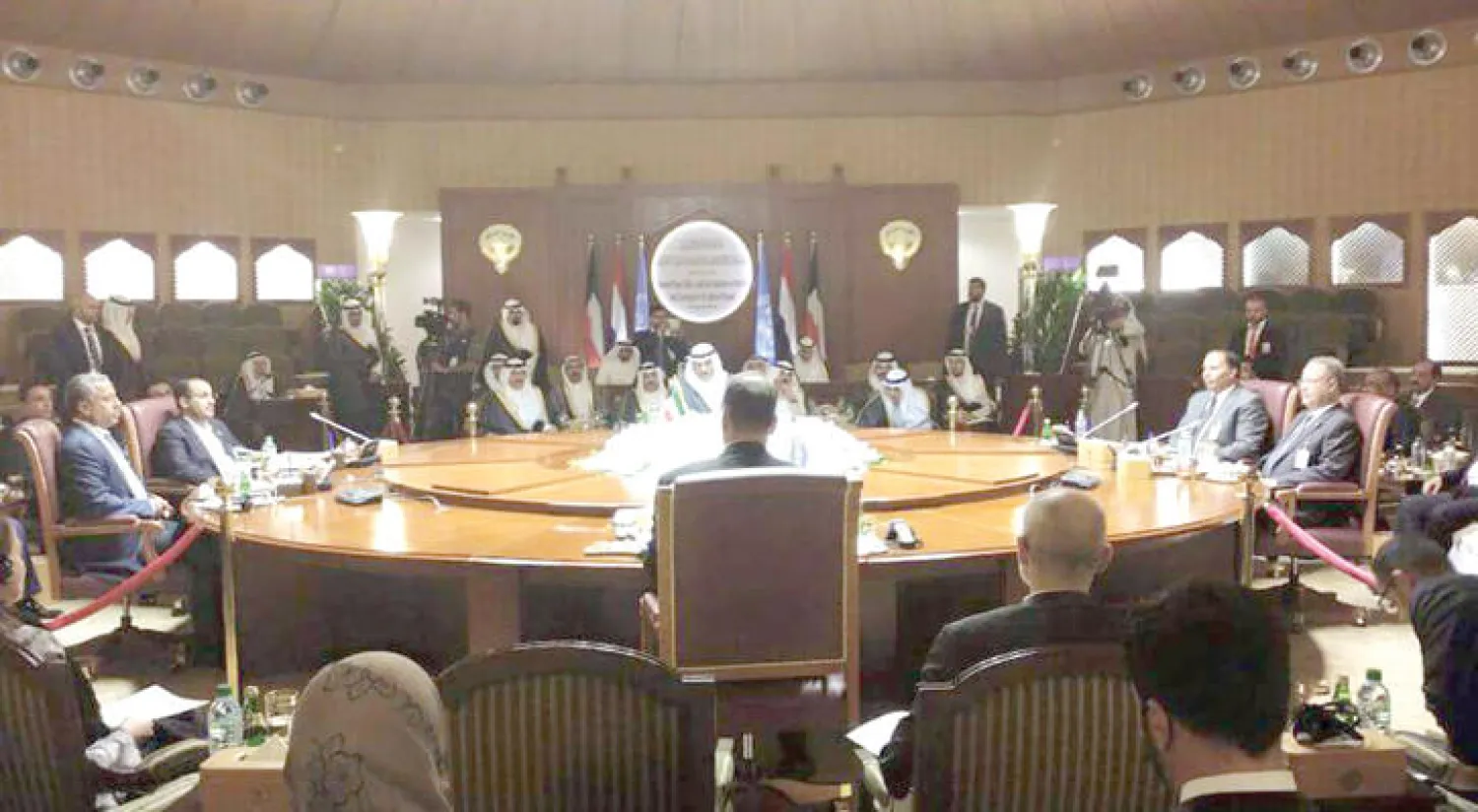 جانب من اجتماع سابق لوفدي «الشرعية» و«الانقلاب» ضمن مشاورات الكويت («الشرق الأوسط»)