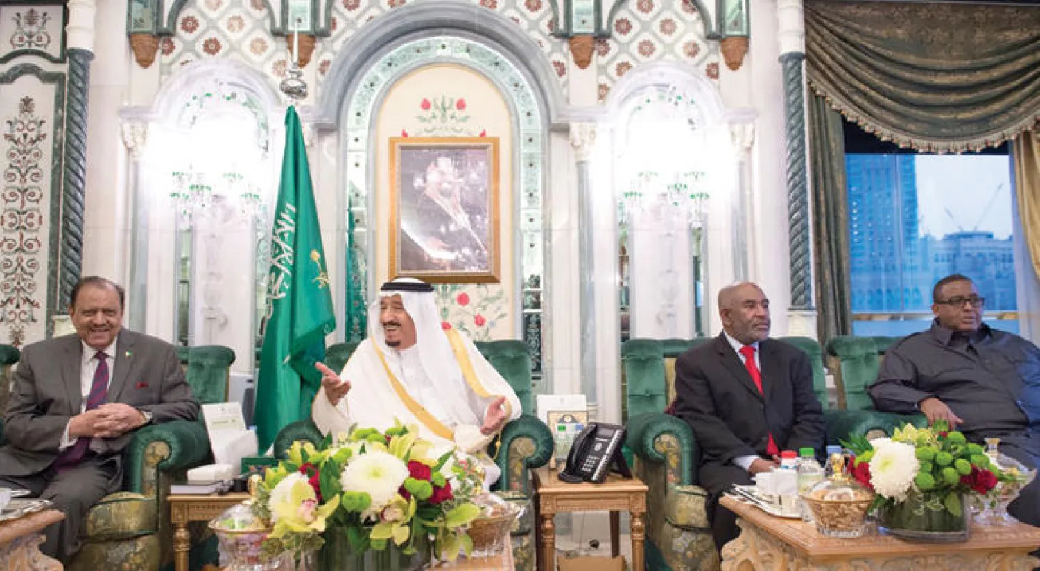الملك سلمان بن عبد العزيز لدى استقباله رئيسي باكستان وجمهورية القمر ورئيس الوزراء الصومالي في قصر الصفا بمكة المكرمة أمس (واس)