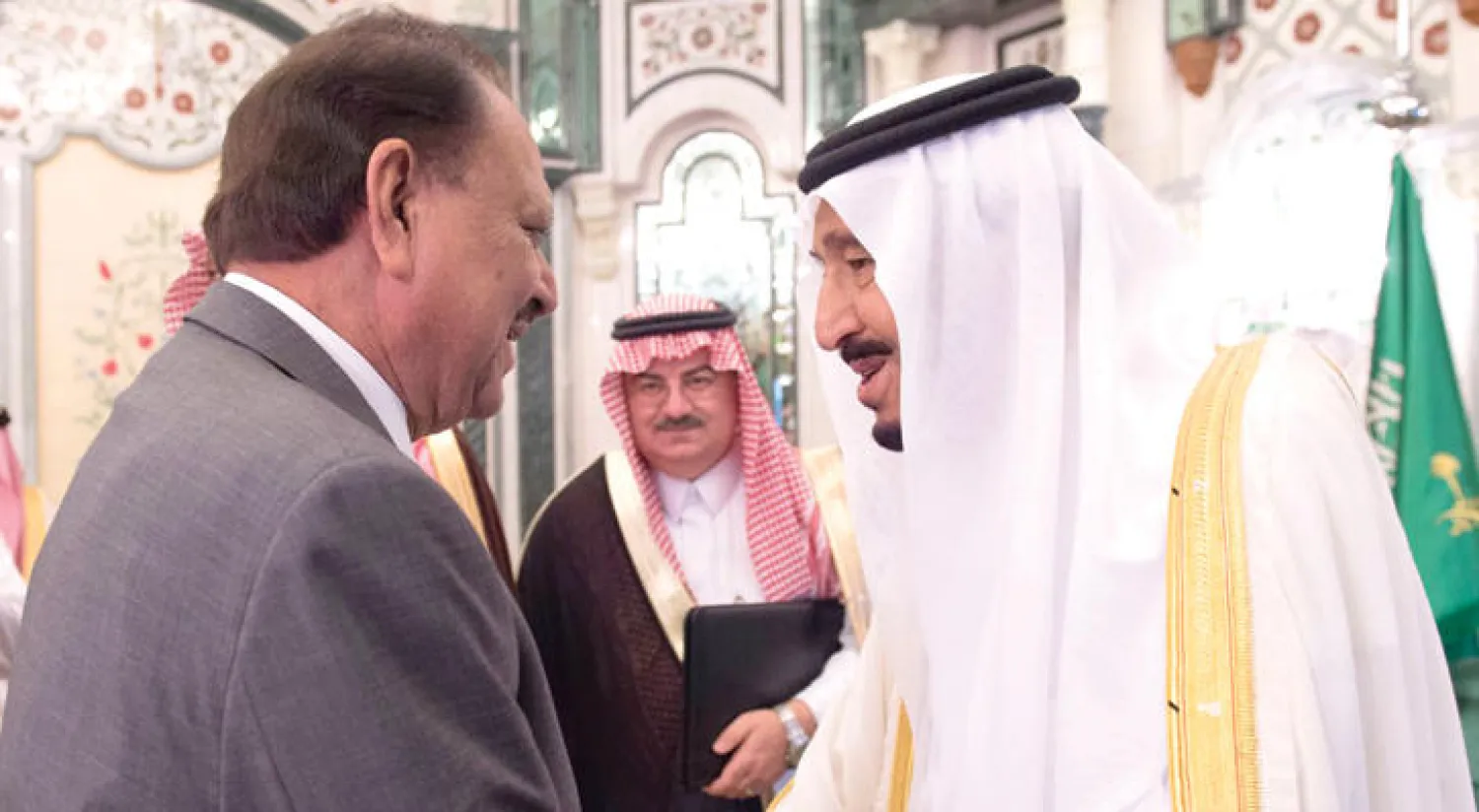 خادم الحرمين الشريفين الملك سلمان بن عبد العزيز لدى ترحيبه في قصر الصفا بمكة المكرمة قبل مغرب أمس، بالرئيس الباكستاني ممنون حسين. واستقبل الملك سلمان أيضاً عثمان غزالي، رئيس جمهورية القمر، وعمر عبد الرشيد شرماكي، رئيس وزراء الصومال، وشوكت علي سودهن، نائب رئيس مجلس الوزراء بجمهورية موريشيوس، وهشام الدين تون حسين، وزير الدفاع الماليزي، وإبراهيم كالين، مستشار الرئيس التركي، وتناول الجميع طعام الإفطار مع خادم الحرمين الشريفين. (واس)