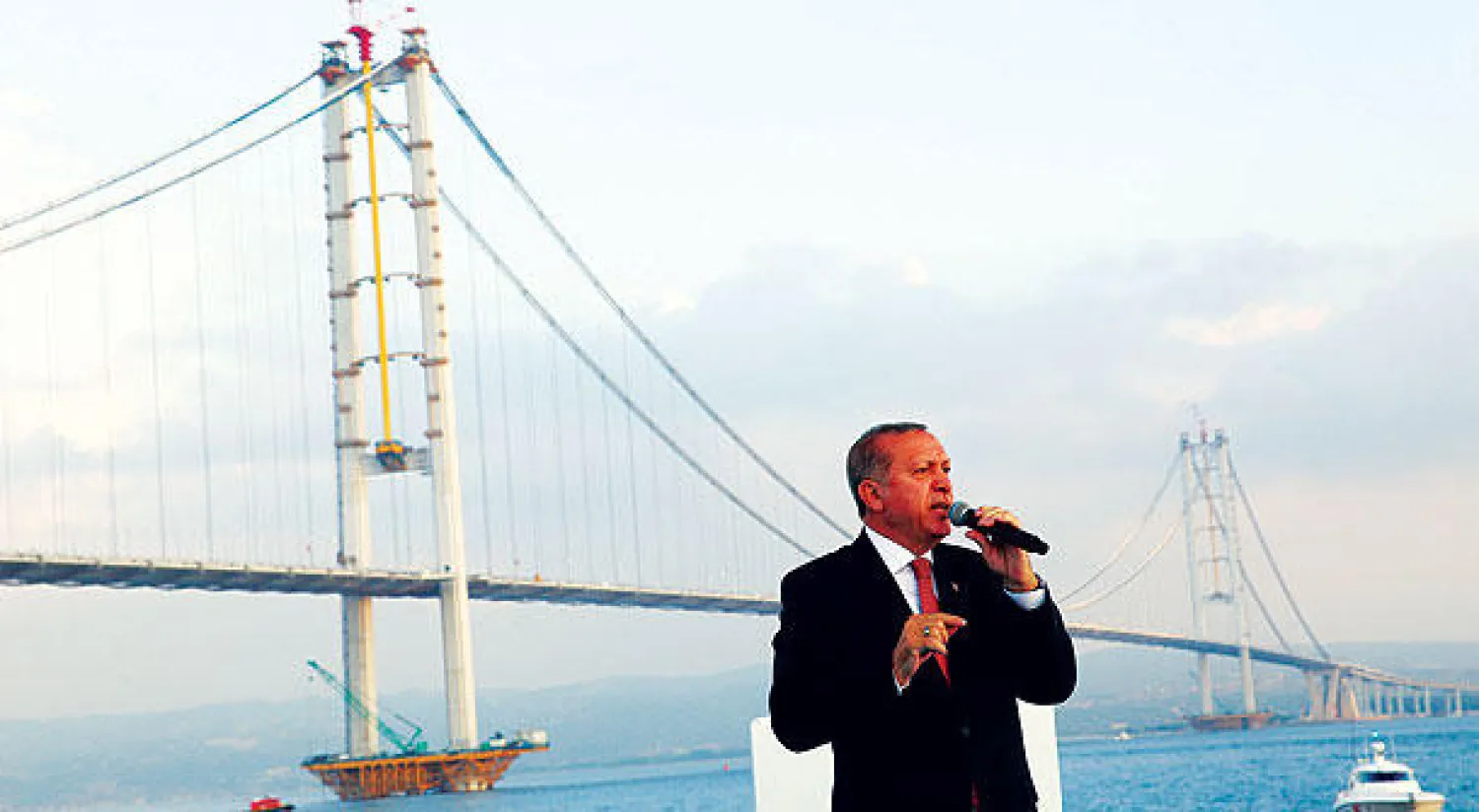 الرئيس التركي رجب طيب أردوغان يدشن الجسر الذي أتاح التنقل بين المدينتين في أقل من 4 ساعات فقط (رويترز)