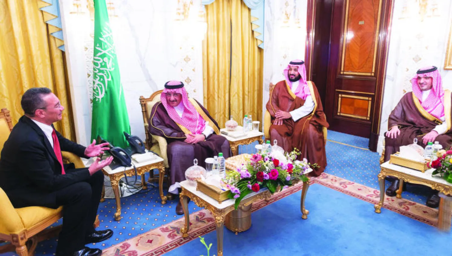 ولي العهد السعودي لدى استقباله وزير الدفاع الماليزي في مكة يوم أمس ويبدو إلى جانبه الأمير محمد بن سلمان ولي ولي العهد والأمير عبد العزيز بن سعود بن نايف (واس)