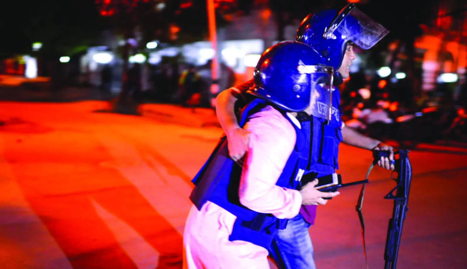 جنديان شاركا في عملية تحرير الرهائن خلال العملية الإرهابية التي خلفت 20 قتيلا (أ.ف.ب)