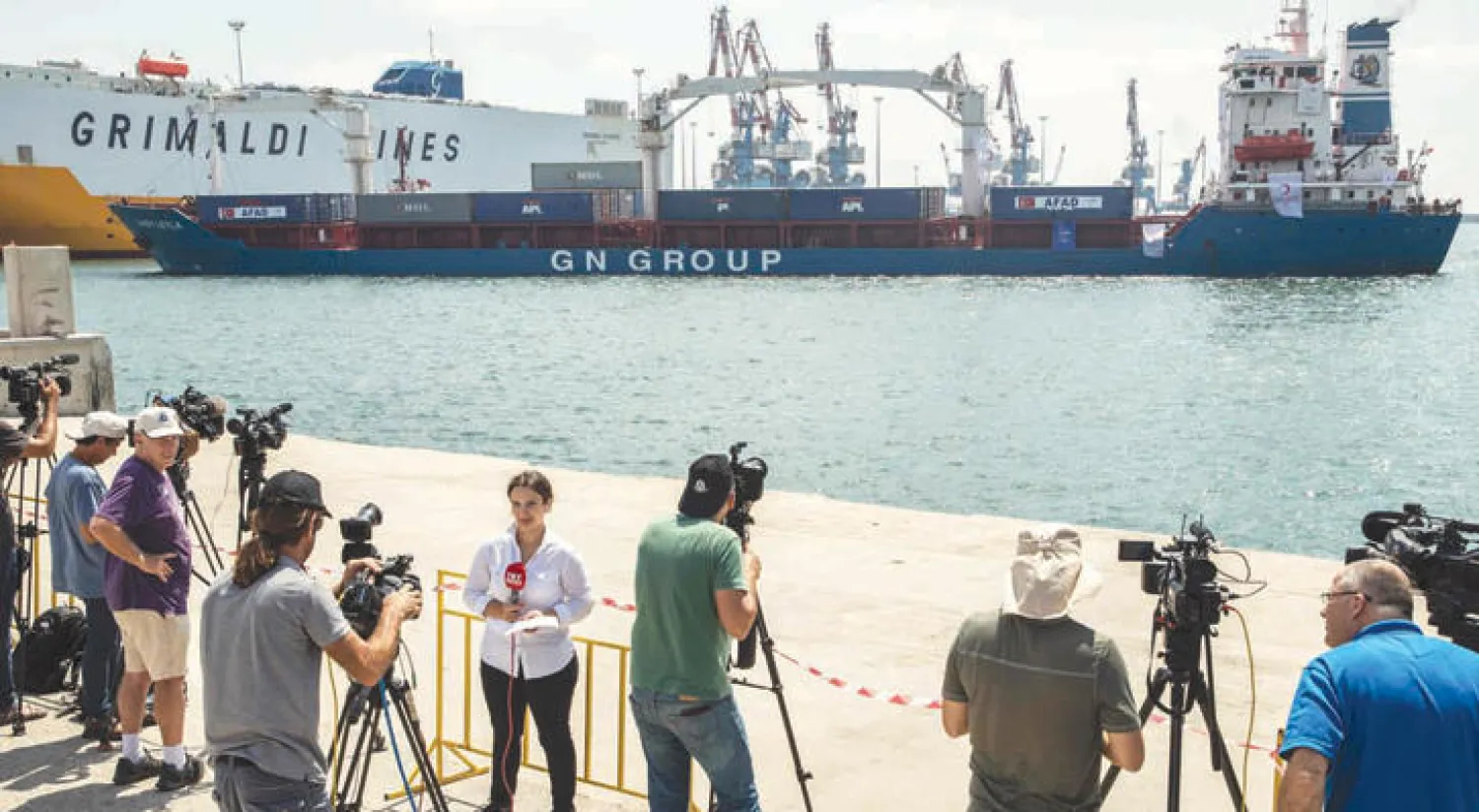 صحافيون ومراسلون في انتظار وصول سفينة السيدة ليلى إالى ميناء أشدود الإسرائيلي لنقل مساعدات تركية إلى قطاع غزة (أ.ف.ب)