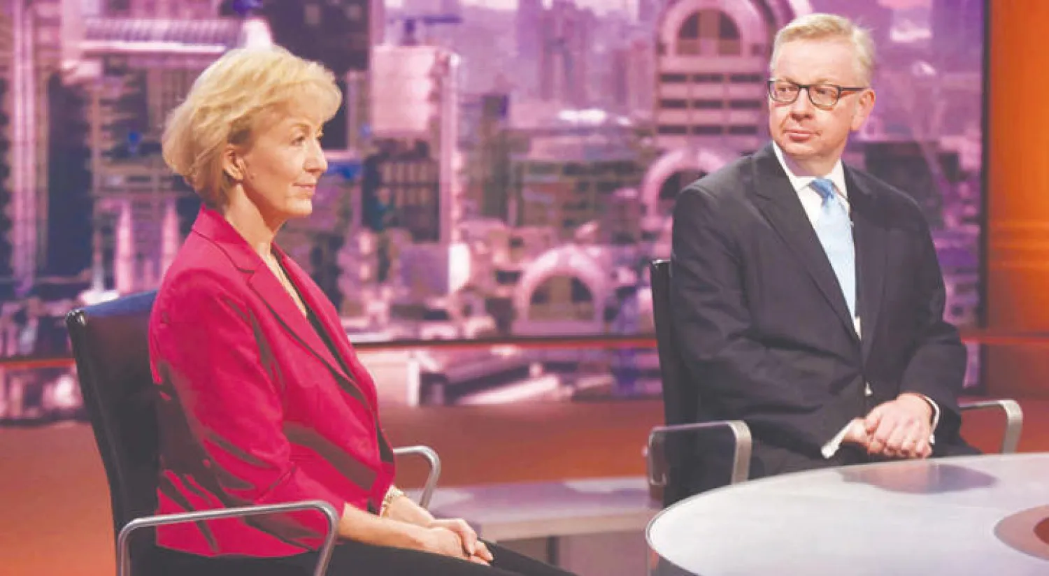 وزيرة الطاقة أندريا ليدسام ووزير العدل مايكل غوف يتحدّثان عن ترشيحهما لزعامة حزب المحافظين في برنامج «أندرو مار» على قناة «بي بي سي» في لندن أمس (رويترز)