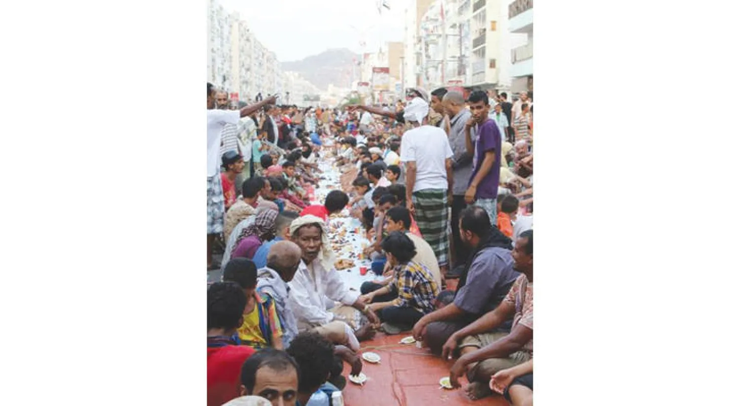 إفطار جماعي لأهالي عدن في شارع مدرم بالمعلا في ذكرى تحرير المدينة من الميليشيات الحوثية أول من أمس («الشرق الأوسط»)