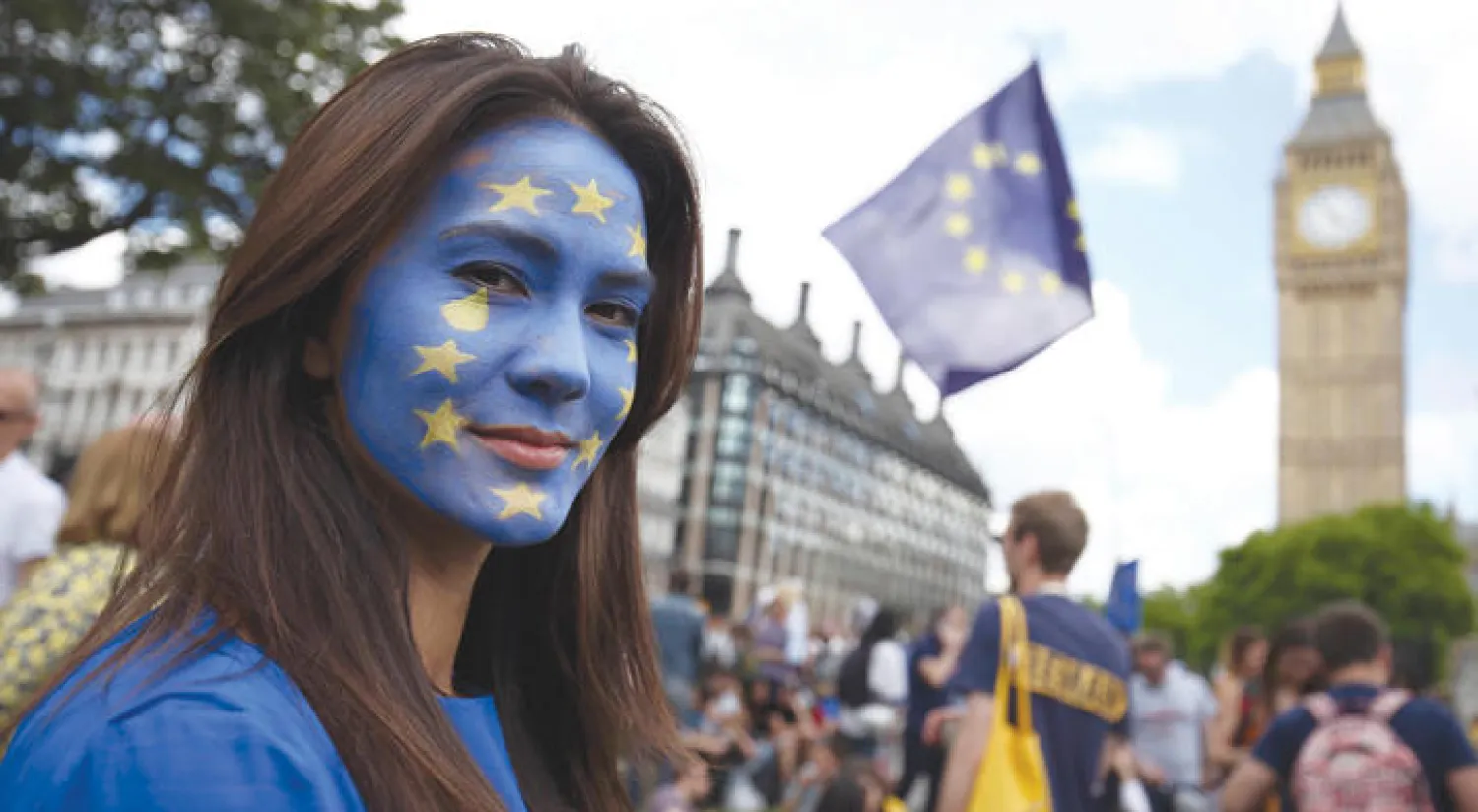 متظاهرة تحتج ضد نتيجة الاستفتاء على خروج بريطانيا من الاتحاد الأوروبي في لندن أول من أمس (رويترز)