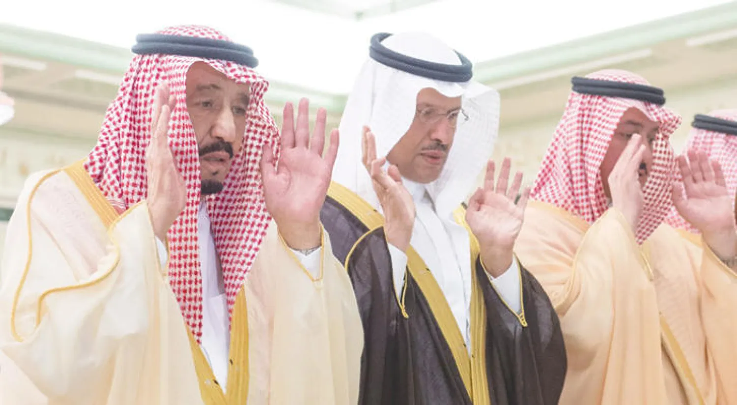 خادم الحرمين الشريفين الملك سلمان بن عبد العزيز، يتقدم المصلين أثناء صلاة الميت على الأمير منصور بن فيصل بن سعود بن عبد الرحمن، عقب صلاة العشاء بالمسجد الحرام أمس (واس)