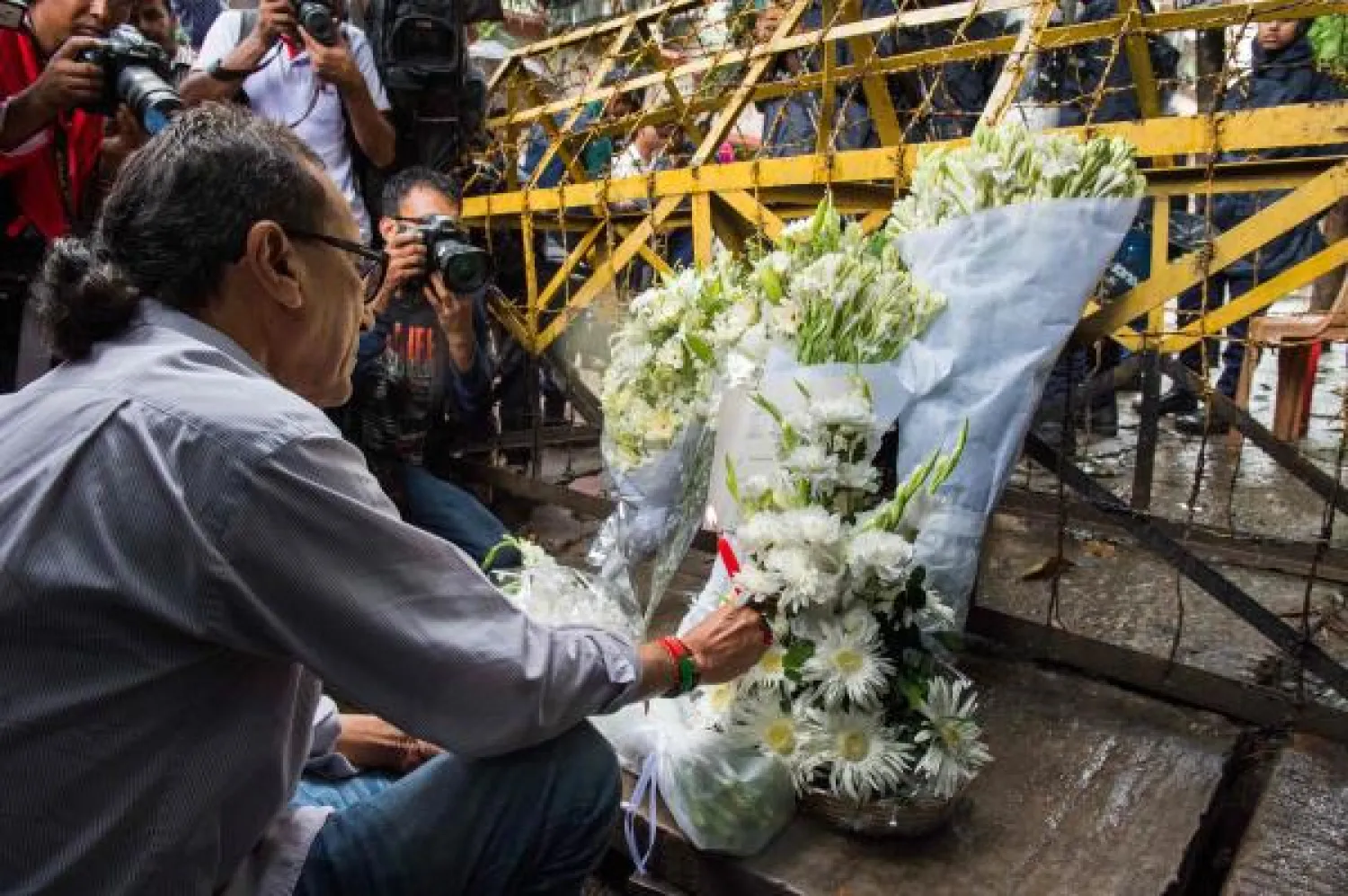 بنغلادش تنكس الأعلام حدادًا على ضحايا اعتداء دكا