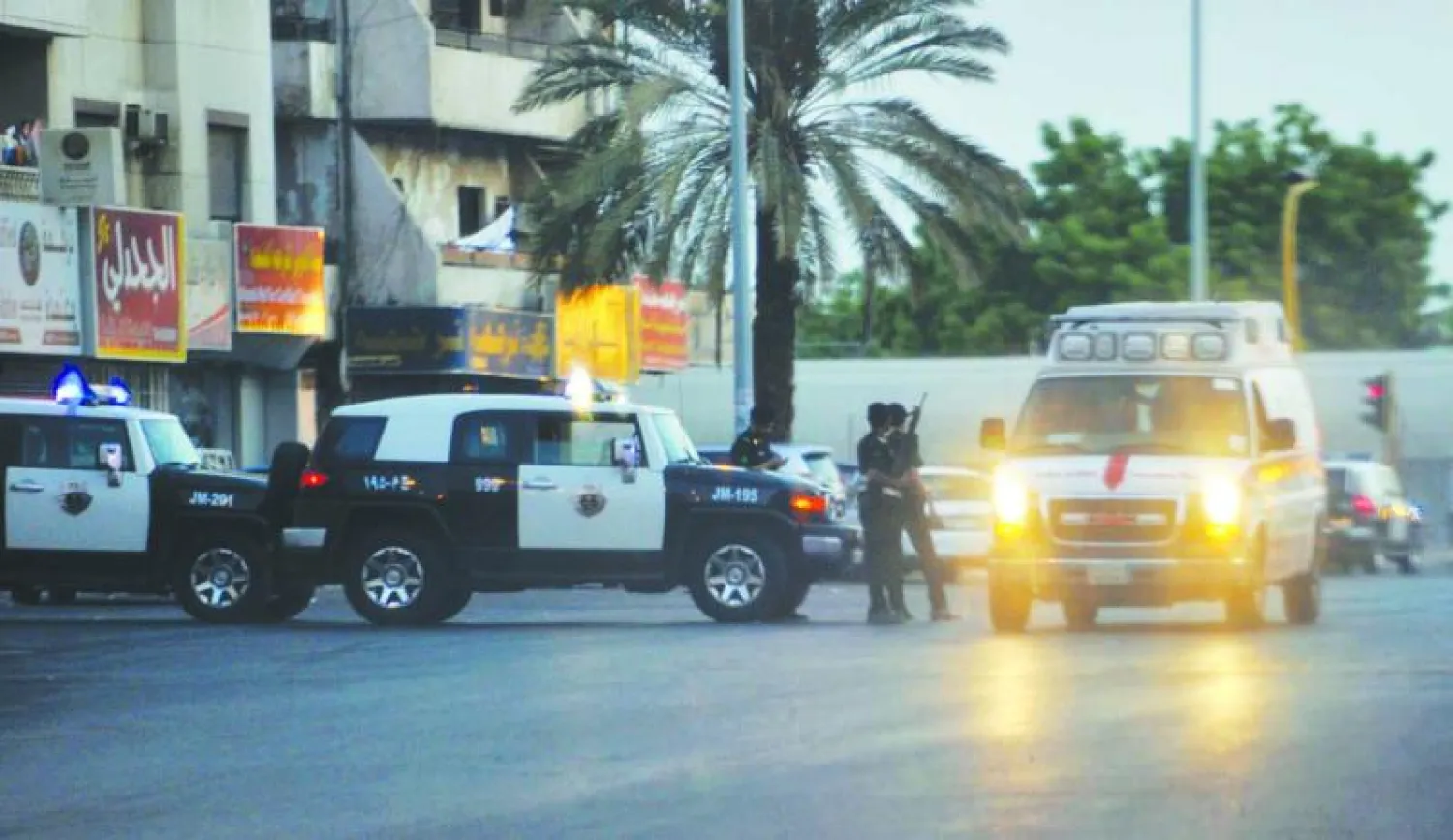 عناصر الأمن السعودي قرب محيط موقع الانتحاري الذي فجر نفسه في جدة أول من أمس (أ.ف.ب)