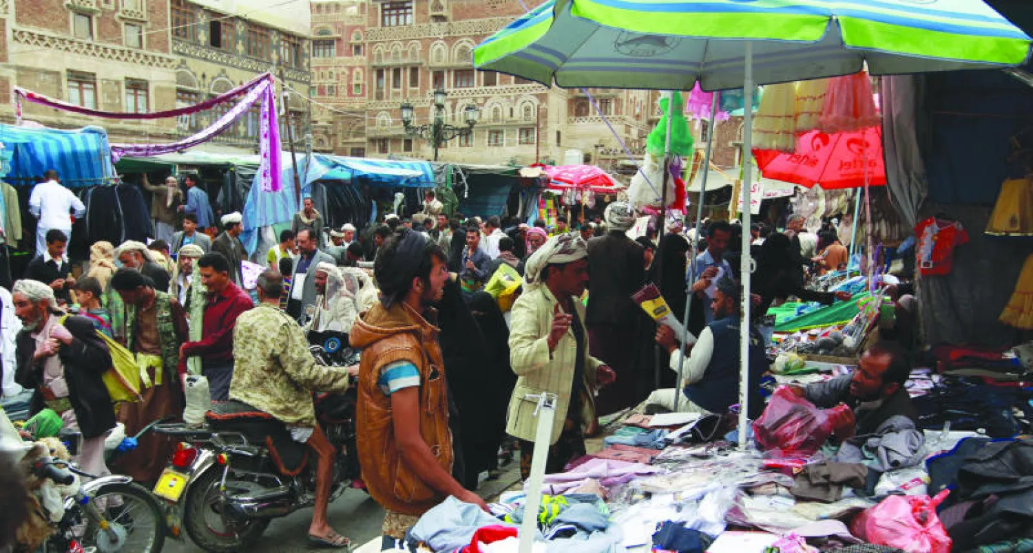 تواصل الأسواق الشعبية استقبال الزبائن المتهيئين للعيد رغم معاناة اليمن وأهله من الميليشيات الانقلابية (أ.ف.ب)