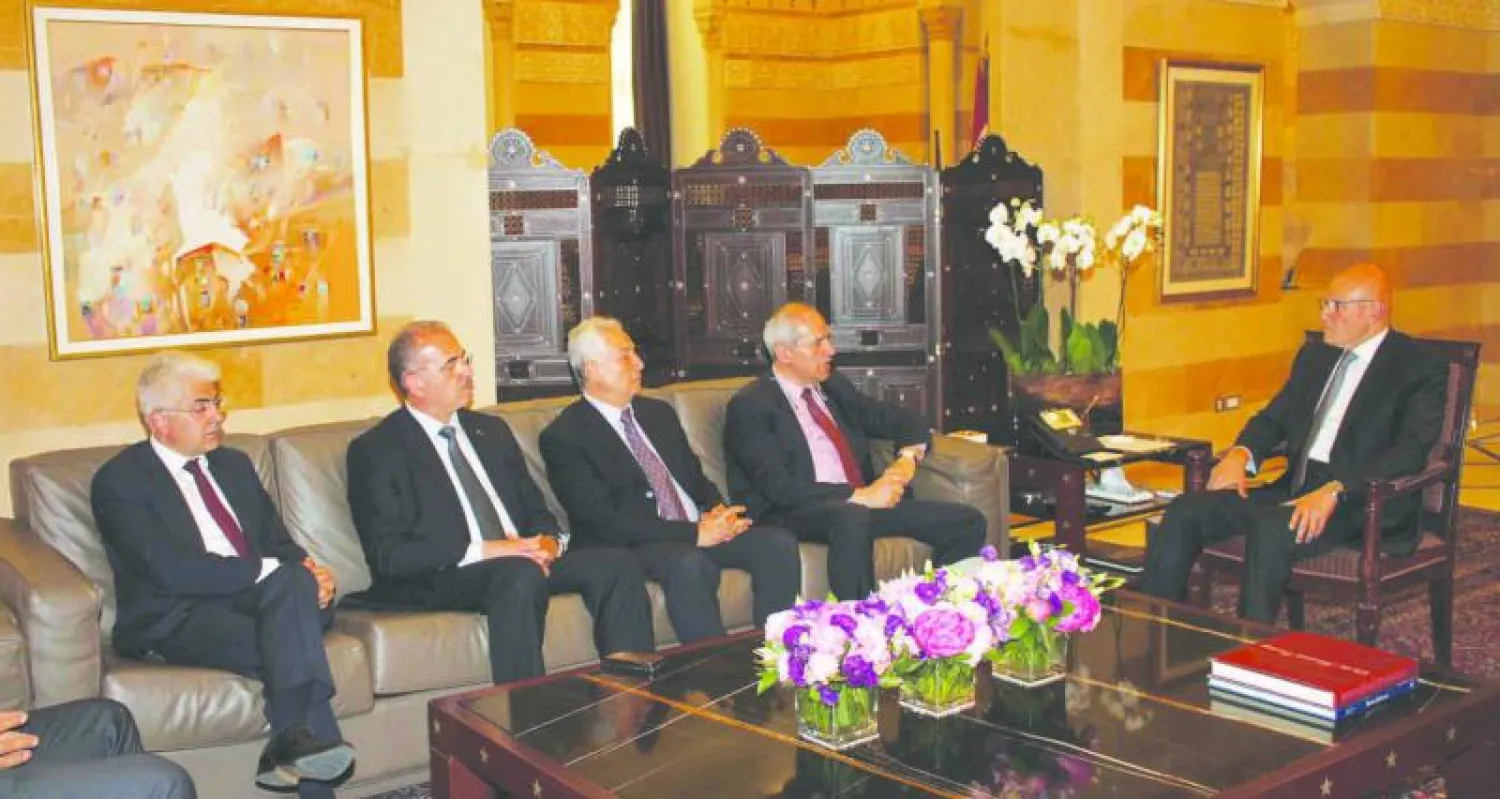 رئيس الحكومة اللبنانية تمام سلام خلال مقابلته امس بقصر الحكومة في بيروت، وفدا من جمعية (فرح العطاء) المعنية بإصلاح أضرار الحرب وحشد جهود المجتمع المدني من أجل لبنان