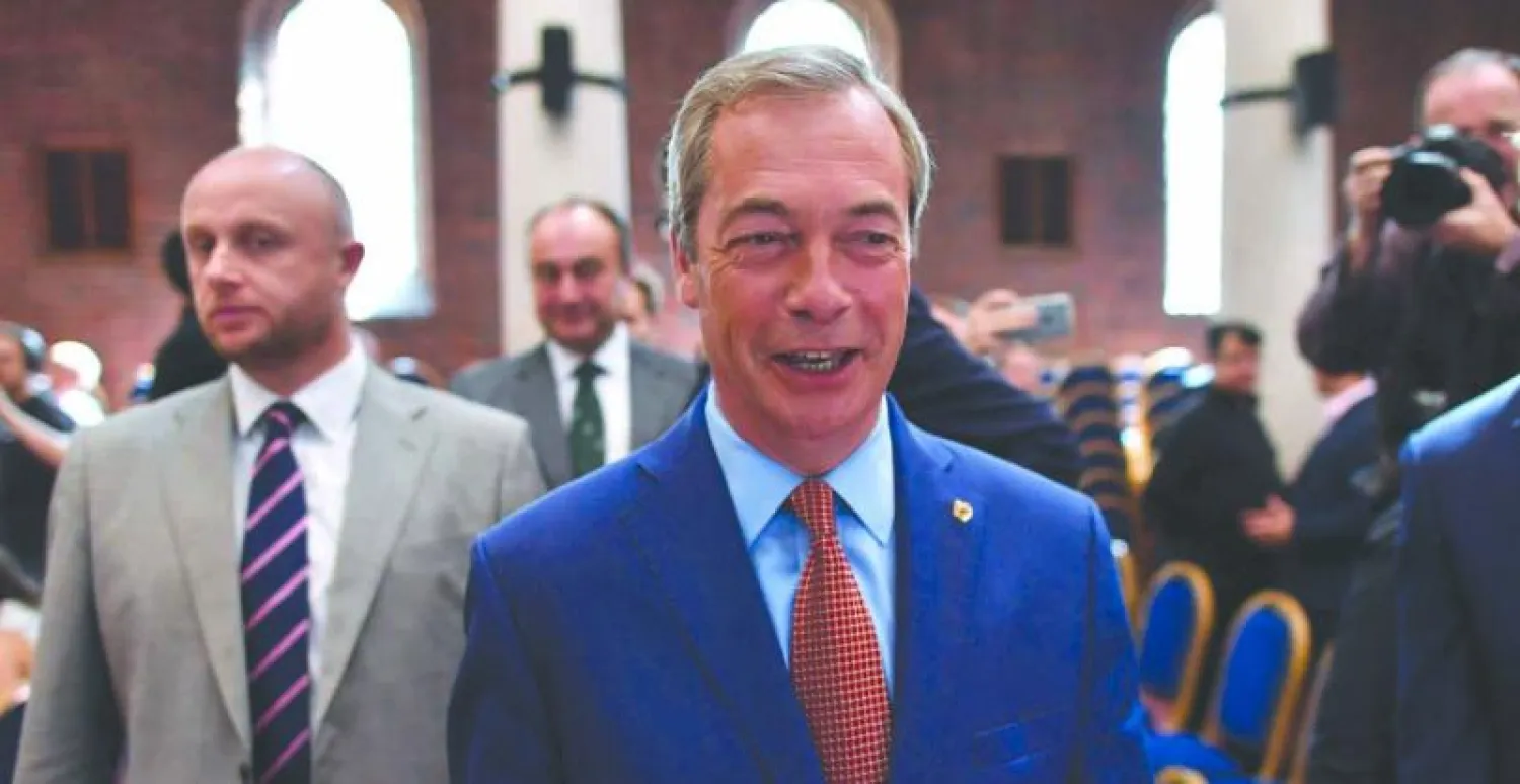 نايجل فاراج زعيم حزب الاستقلال البريطاني بعد إعلانه عن استقالته في لندن أمس (أ.ف.ب)