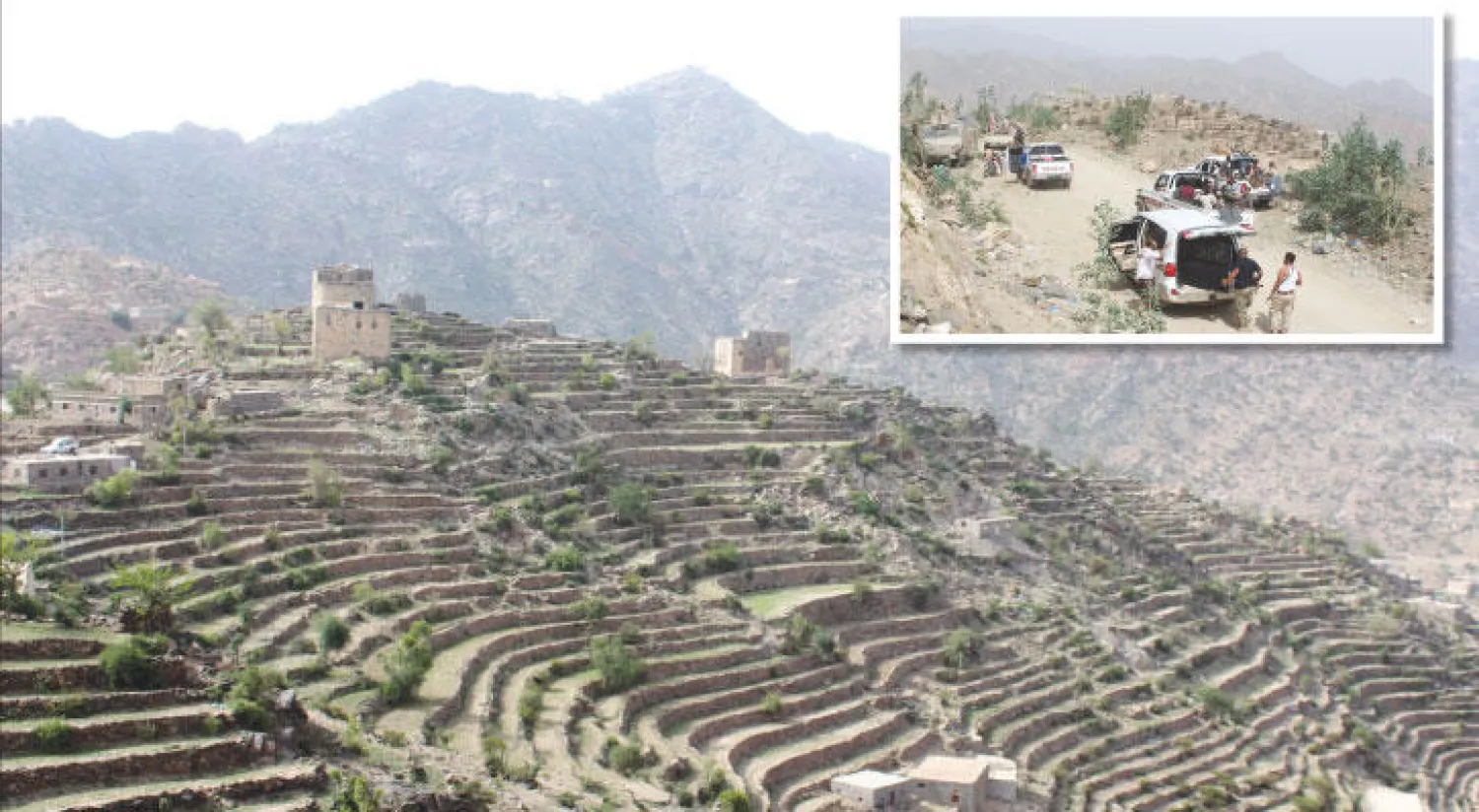 منظر عام لحيفان التابعة لمحافظة تعز التي استماتت الميليشيات لتسيطر عليها ومنيت بالخسارة أمس (أ.ف.ب) - عناصر من قوات الشرعية في حيفان بعد معركة شرسة انتهت 
بطرد الحوثيين من المحافظة الواقعة جنوب تعز أمس (أ.ف.ب)