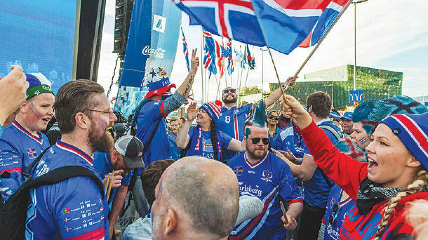 جماهير آيسلندا أقامت الاحتفالات انتظارًا لعودة فريقها أمس (أ.ف.ب)