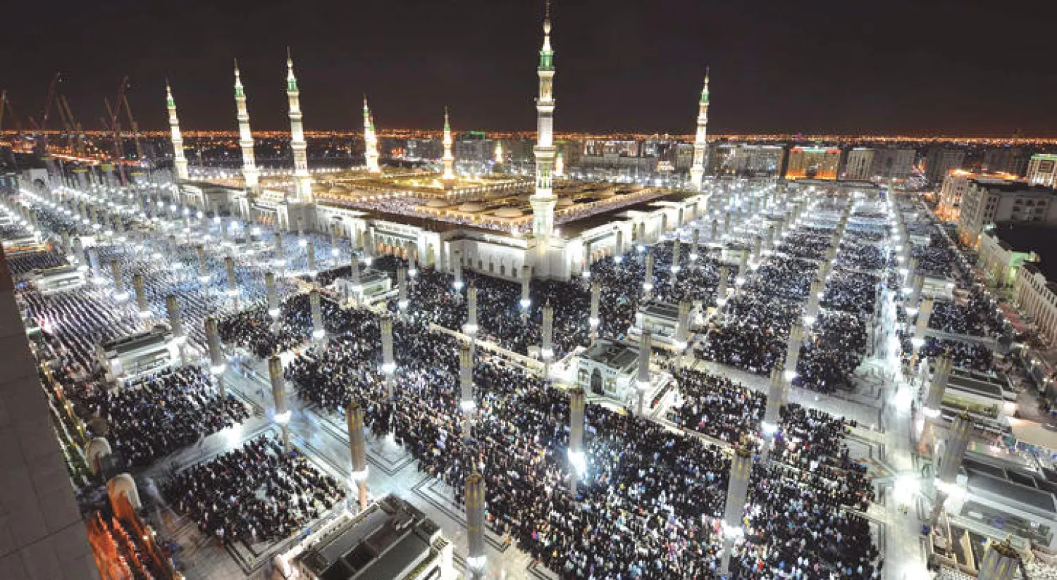 المصلون أمس في جنبات المسجد النبوي يؤدون مناسكهم بكل طمأنينة وسكينة مع نهاية شهر رمضان المبارك ( الشرق الأوسط)