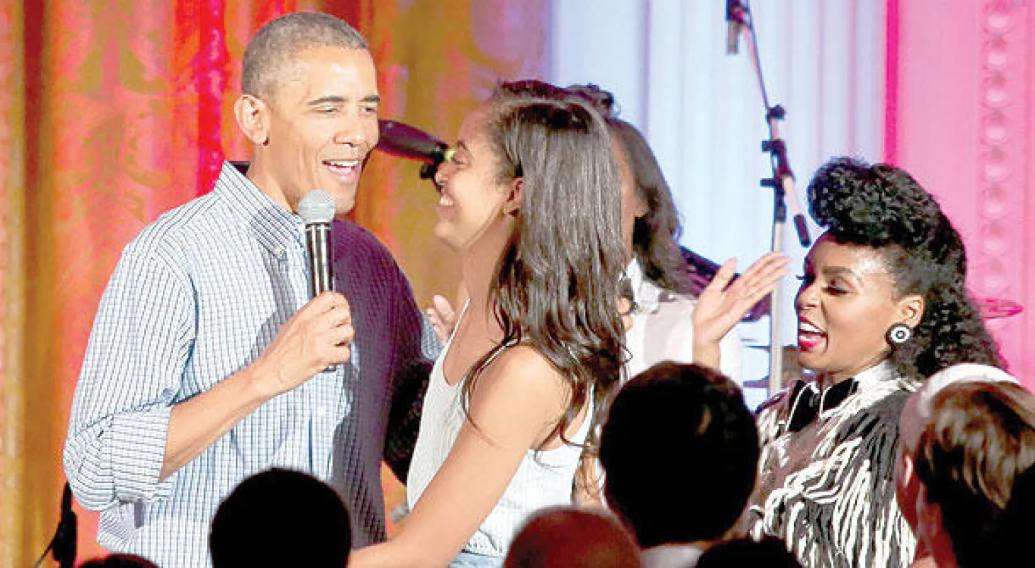 أوباما يغني عيد ميلاد سعيد لماليا (إ.ب.أ)