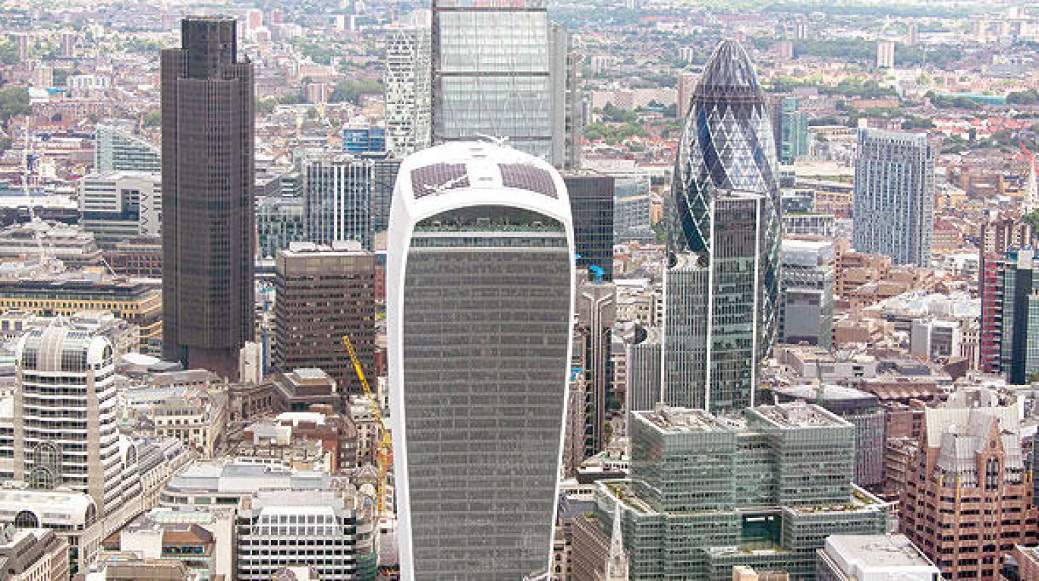 الحي المالي في لندن وتظهر فيه بعض البنايات الشهيرة مثل بناية «ووكي توكي» (وسط) (أ.ف.ب)