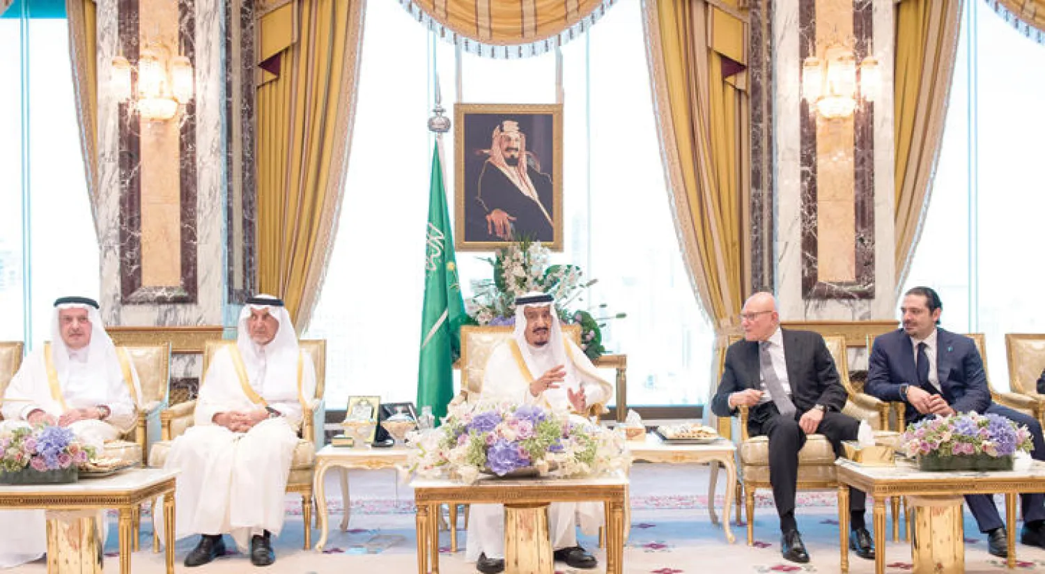 خادم الحرمين الشريفين لدى استقباله المهنئين في عيد الفطر المبارك في قصر الصفا بمكة المكرمة يوم أمس ويبدو الأمير خالد الفيصل والأمير عبد الإله بن عبد العزيز ورئيس مجلس الوزراء اللبناني تمام سلام ورئيس الوزراء اللبناني الأسبق سعد الحريري (واس)