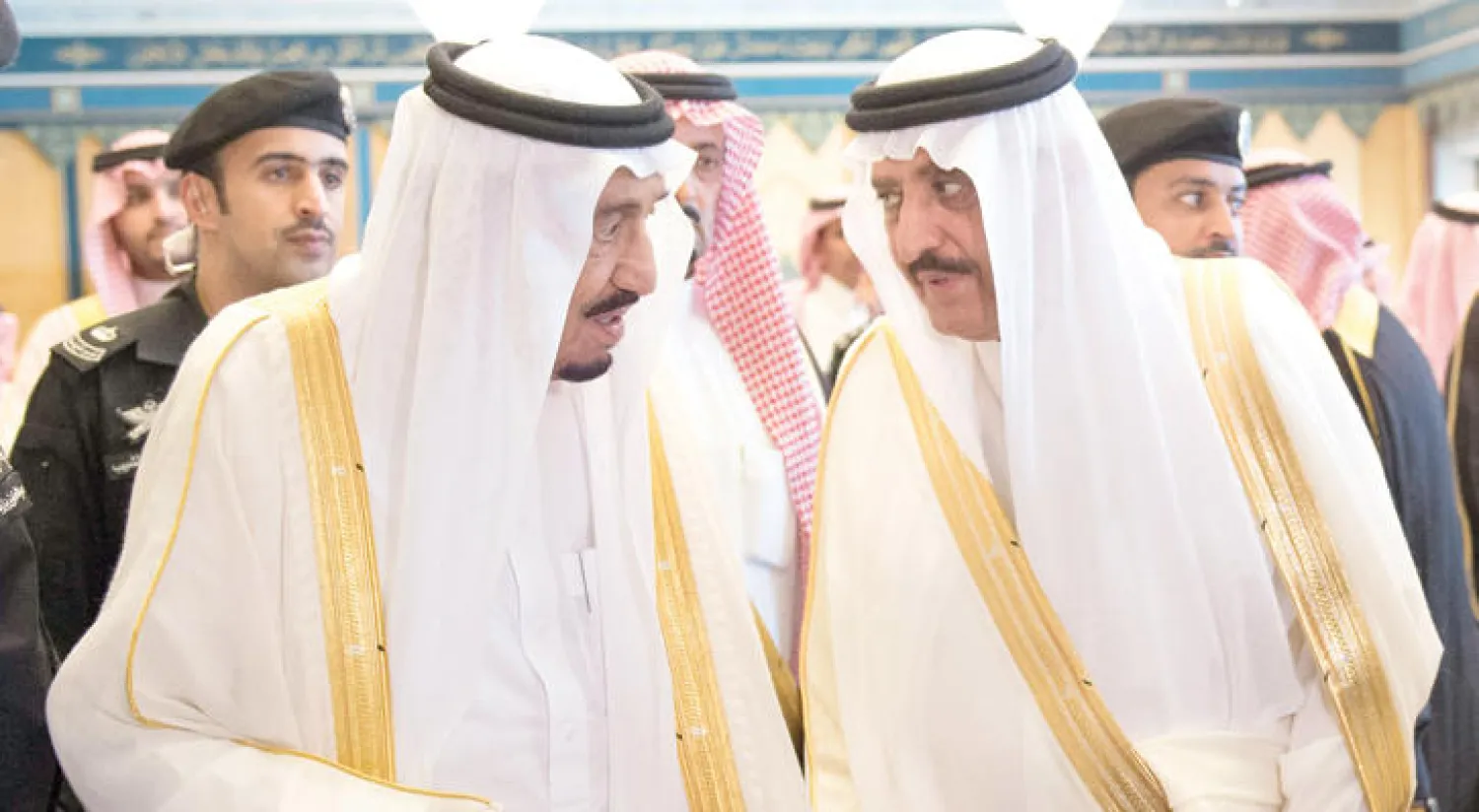 استقبل خادم الحرمين الشريفين الملك سلمان بن عبد العزيز في قصر الصفا بمكة المكرمة أمس عقب صلاة عيد الفطر، تمام سلام رئيس وزراء لبنان، وسعد الحريري رئيس وزراء لبنان الأسبق، وآدم شريف وزير الدفاع المالديفي، والأمراء والمشايخ والوزراء وكبار المسؤولين الذين قدّموا له التهنئة بالعيد. وتظهر لصورة جانبًا من حديث جانبي بين الملك سلمان والأمير أحمد بن عبد العزيز خلال الاستقبال (واس)