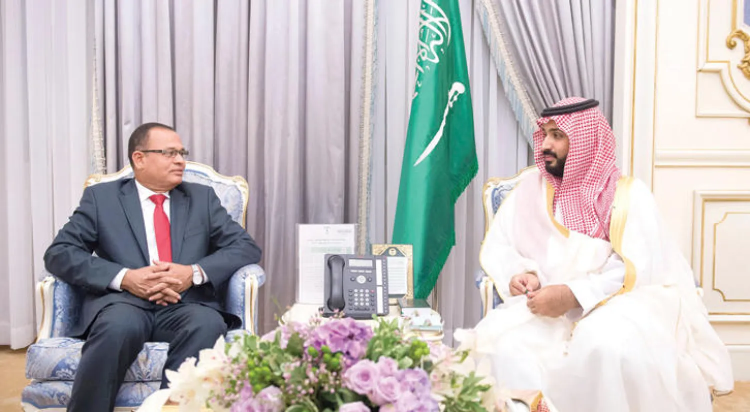 ولي ولي العهد السعودي لدى استقباله وزير الدفاع المالديفي في قصر الصفا بمكة المكرمة أمس