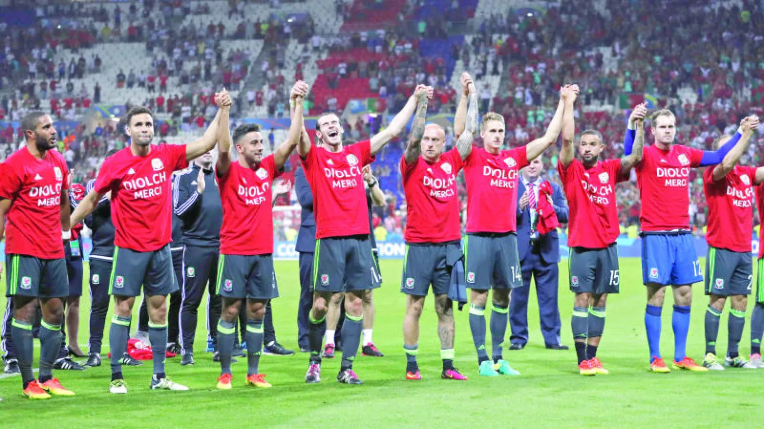 لاعبو ويلز بين إحباط الخروج من «يورو 2016» وإنجاز الوصول لنصف النهائي (رويترز)