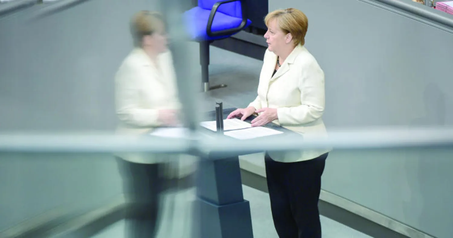 المستشارة الألمانية أنجيلا ميركل تلقي كلمتها أمام البرلمان الألماني في برلين  أمس إ.ب.أ)