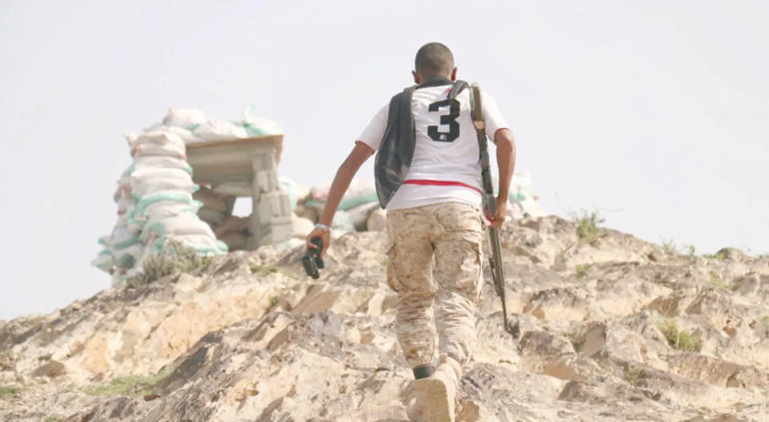 مقاتل من قوات الشرعية على إحدى الجبهات في أطراف تعز («الشرق الأوسط»)