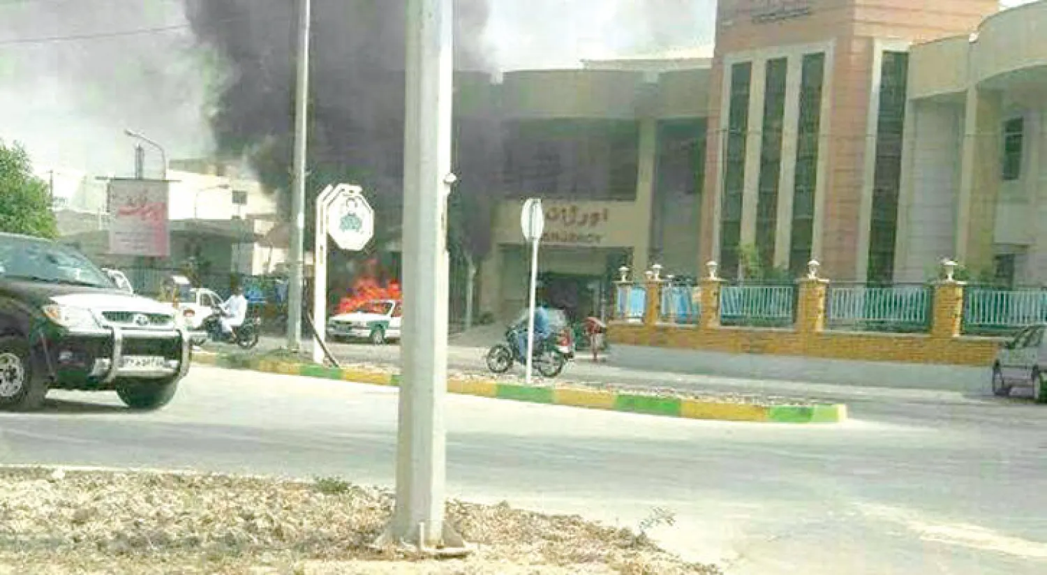 النيران تلتهم عربة تابعة للشرطة الإيرانية في عسلوية أول من أمس (مواقع التواصل)