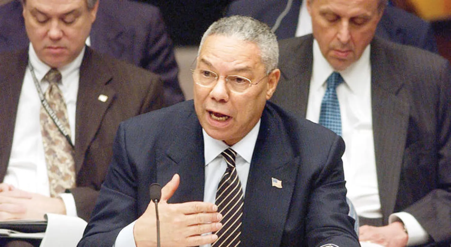 وزير الخارجية الأميركي الأسبق كولن بول يقدم إثباتاته التي اعتمد فيها على تقرير استخباراتي بريطاني ملفق (غيتي)