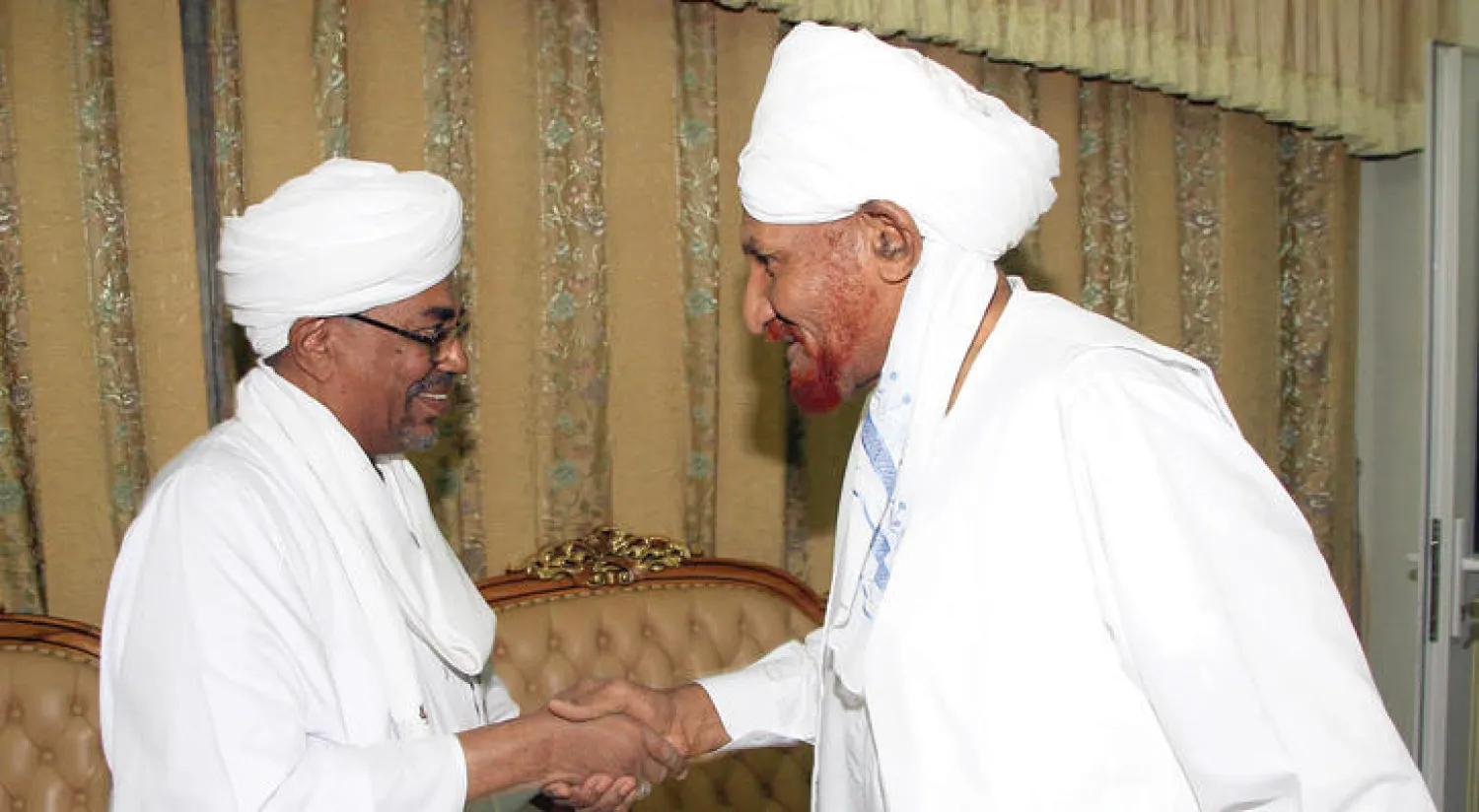 الرئيس عمر البشير خلال استقباله الصادق المهدي في القصر الرئاسي في الخرطوم في فبراير 2014 (غيتي)