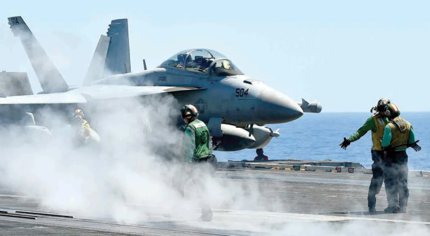 طائرة حربية تستعد للإقلاع من على حاملة الطائرات الأميريكة ايزنهاور في البحر الأبيض المتوسط  (أ.ف.ب)