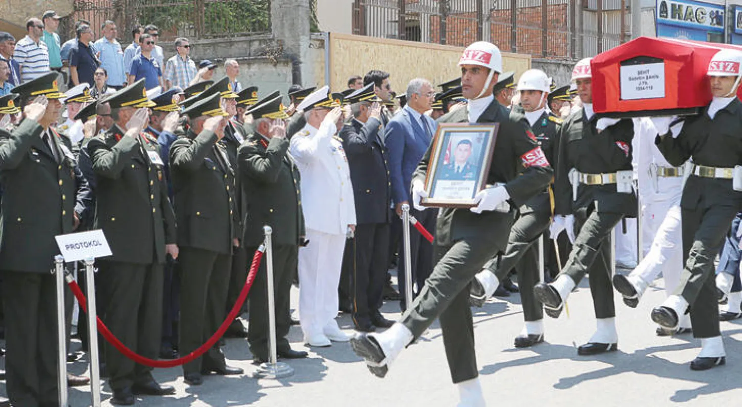 قادة عسكريون أتراك يؤدون التحية العسكرية أثناء تشييع قائد شرطة جيرزون الذي قتل في حادث تحطم هيلكوبتر مع زوجته وخمسة آخرين في الخامس من هذا الشهر (أ.ف.ب)