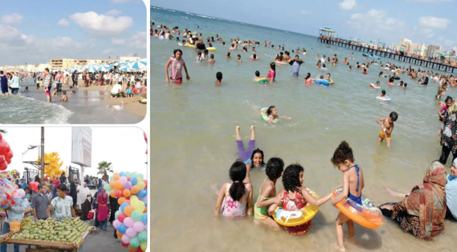 مصطافون على شاطئ البحر هربا من الحر  ({الشرق الأوسط}) - مرطبات لمواجهة الطقس الحار ({الشرق الأوسط})