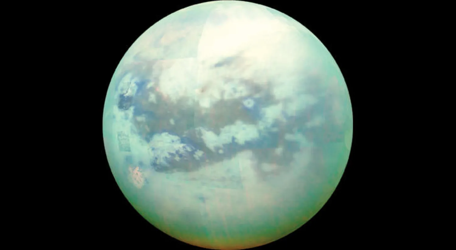 صورة مركبة بالأشعة تحت الحمراء لكوكب «تايتان» التقطتها مركبة «كاسيني» التابعة لوكالة «ناسا»