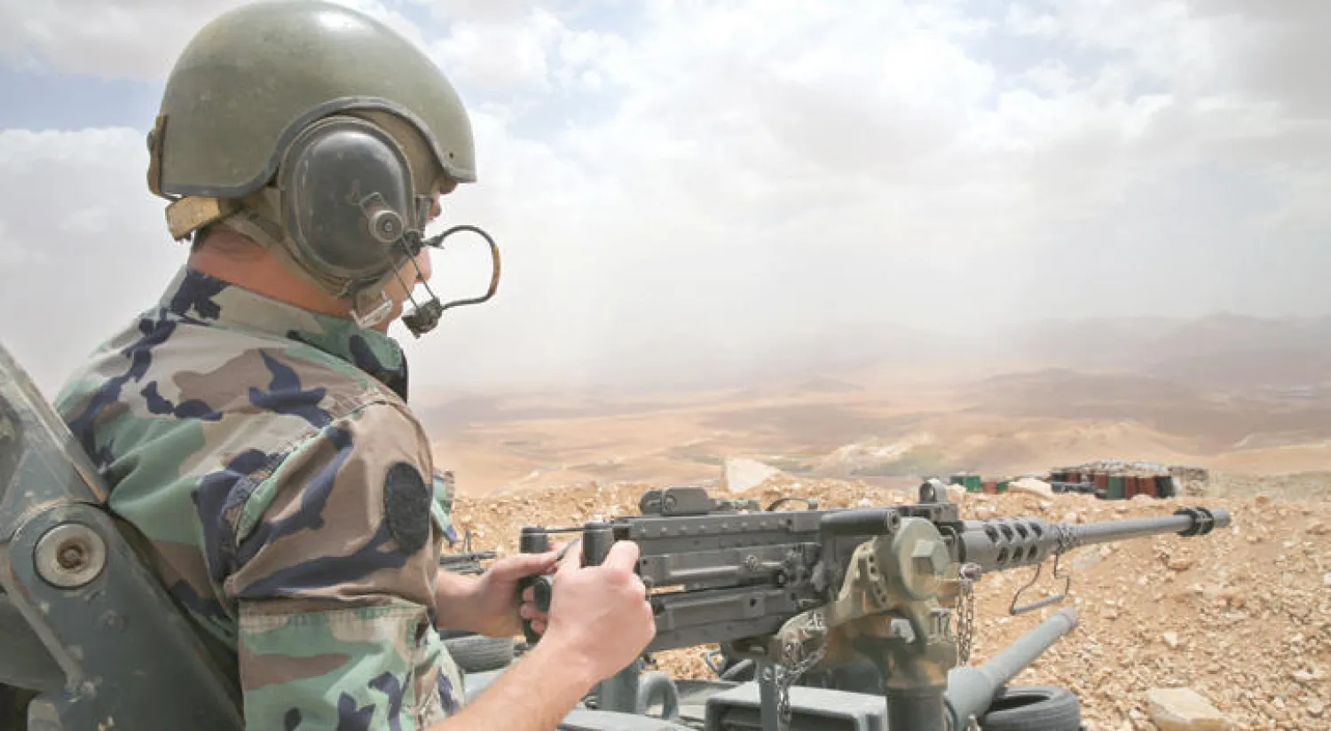 عنصر من الجيش اللبناني  عند مدخل عرسال التي شهدت عودة التوتر بعد تجدد الاغتيالات (أ.ب)