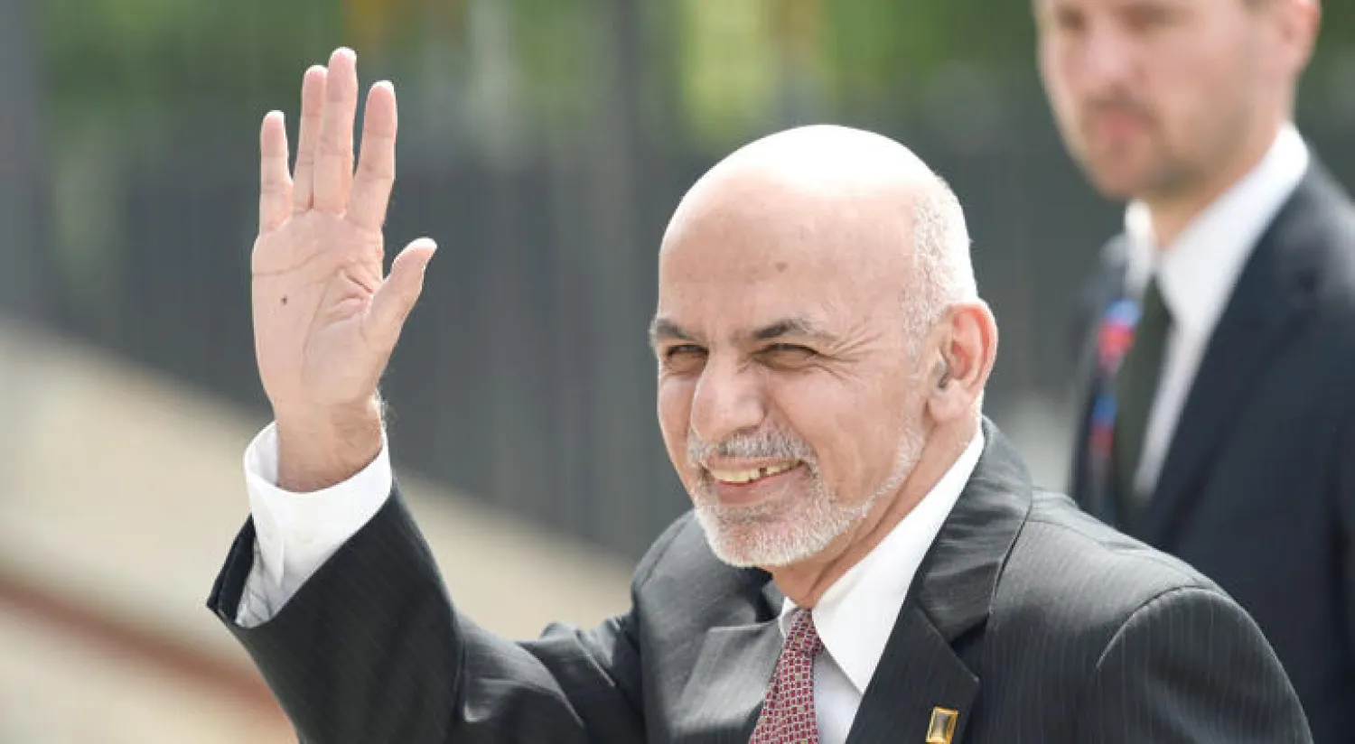 الرئيس الأفغاني أشرف غني لدى وصوله إلى  وارسو للمشاركة في قمة الناتو أمس (إ.ب.أ)