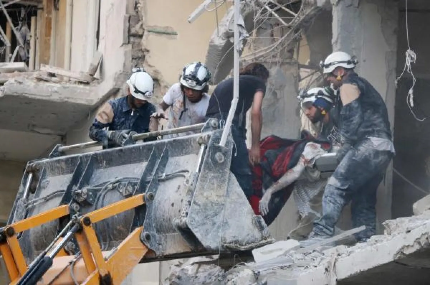 مقتل 15 مدنيًا بغارات طائرات النظام السوري في إدلب