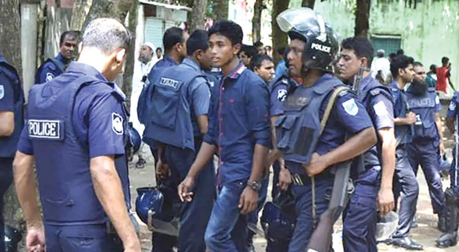 حضور أمني كثيف  في شوارع العاصمة دكا بعد حادثة الاعتداء على المطعم السياحي الأسبوع الماضي (أ.ف.ب)