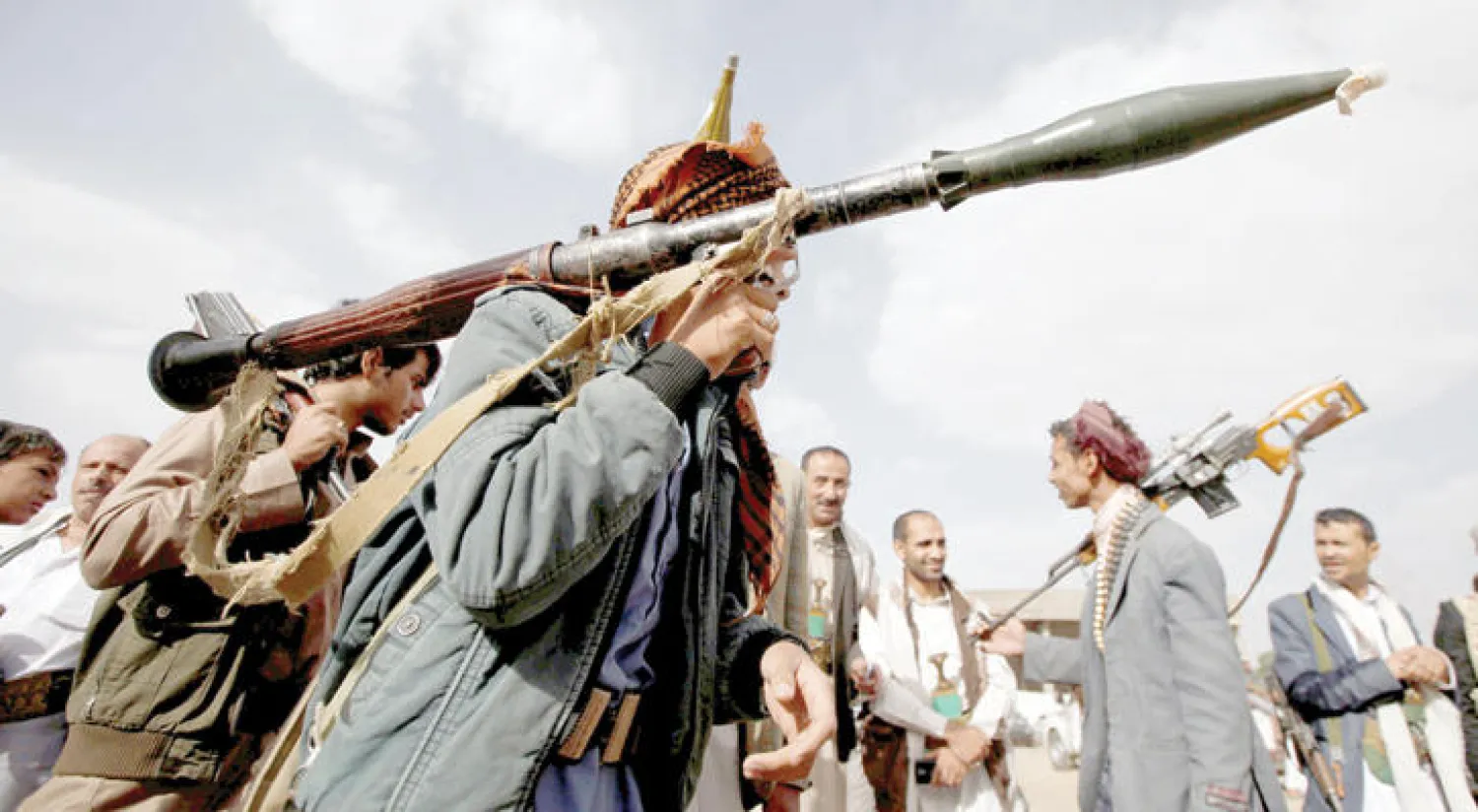 في ظل الأزمة الاقتصادية التي يعاني منها اليمن ينفق الحوثيون مبالغ طائلة على مؤيدي الانقلاب (رويترز)