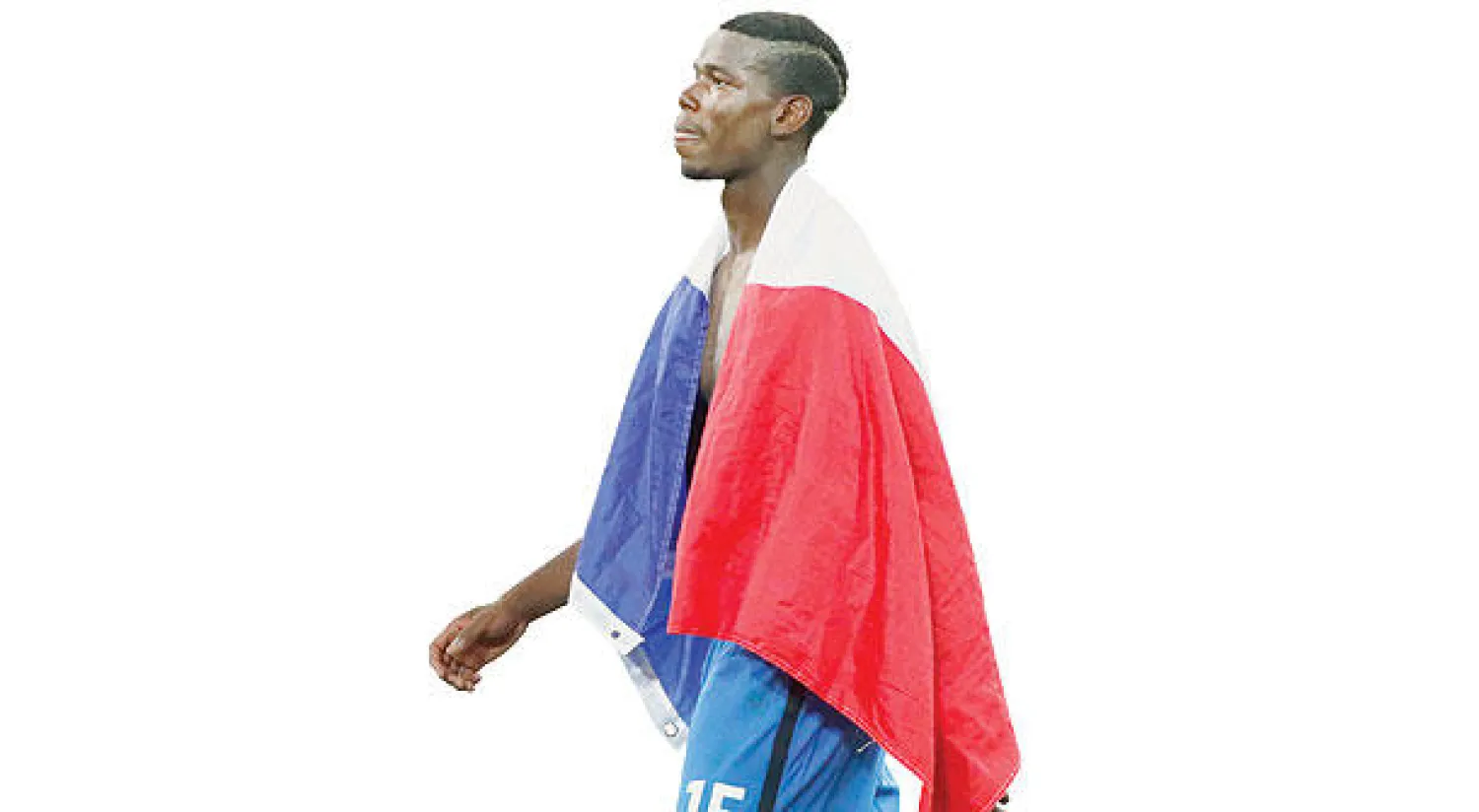 بوغبا  ملتحفًا بالعلم الفرنسي بعد الفوز على ألمانيا (رويترز)