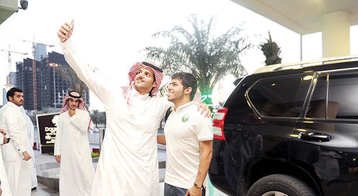 يحيى الشهري مع أحد المعجبين خلال وصوله إلى مقر المعسكر