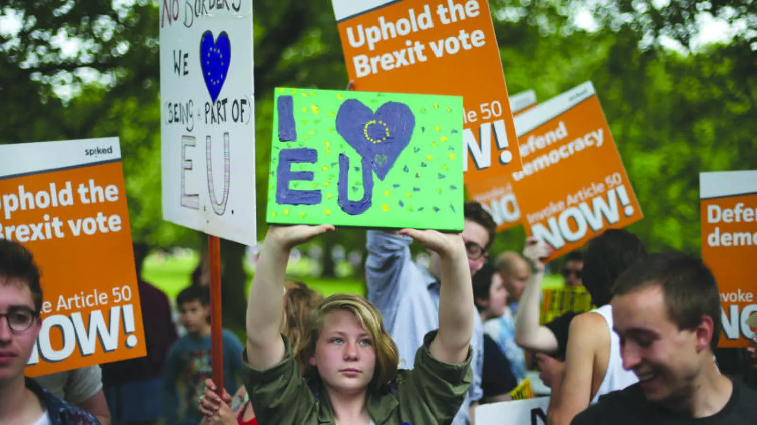 جانب من مظاهرة لوقف تنفيذ قرار «البريكست» في حديقة «غرين بارك» وسط لندن أول من أمس (أ.ف.ب)