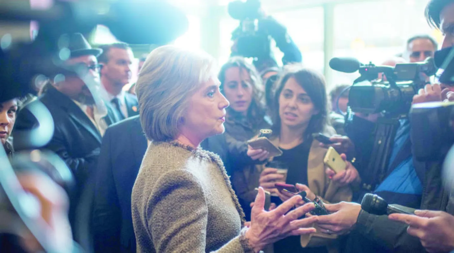 كلينتون تتحدث إلى الإعلاميين عن قضية بريدها الإلكتروني (غيتي)