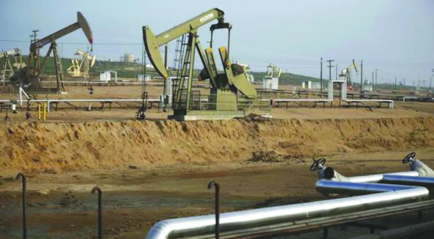 منصات حفر في حقل بيكرزفيلد بولاية كاليفورنيا الأميركية (رويترز)