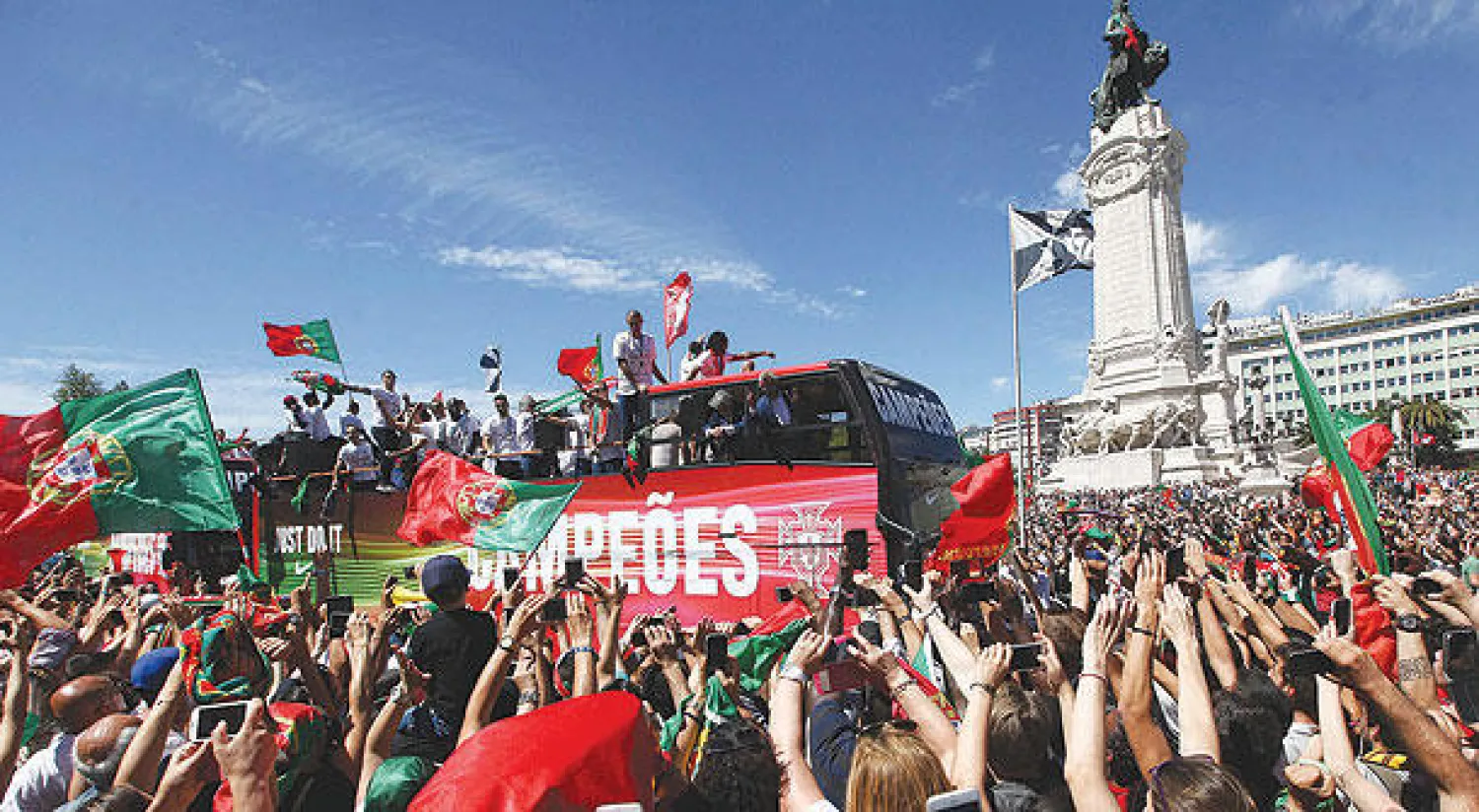 آلاف المشجعين يحيطون بحافلة المنتخب البرتغالي التي طافت ميادين لشبونة احتفالاً (إ.ب.أ)